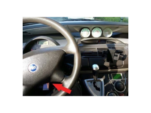 Localisation de la prise de diagnostic OBD2 sur le tableau de bord d'une Fiat Ulysse 2