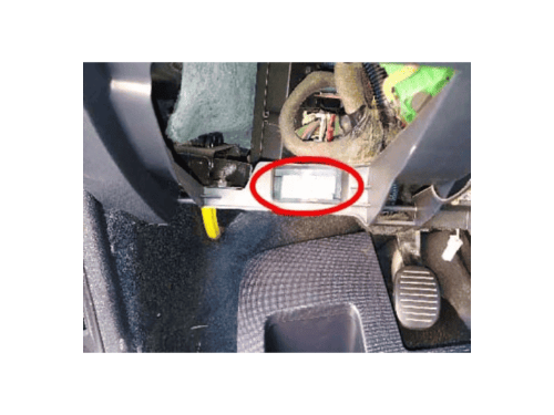 Emplacement entouré en rouge de la prise de diagnostic OBD sur Fiat Uno de 2014