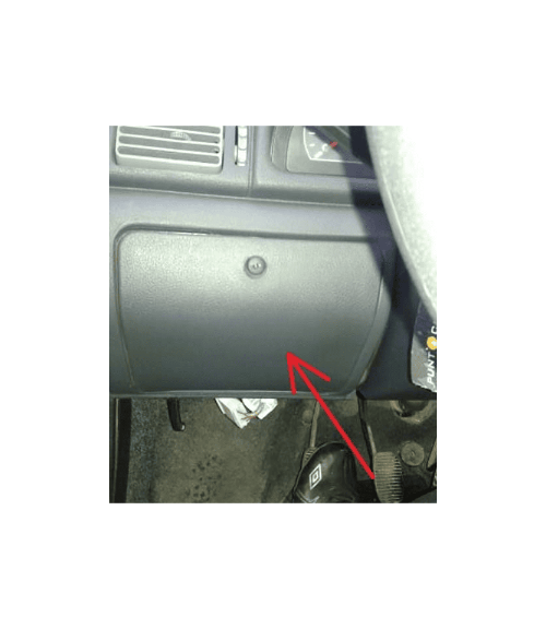 Fleche rouge indiquant l emplacement de la boite a fusibles sous le volant de Fiat Uno