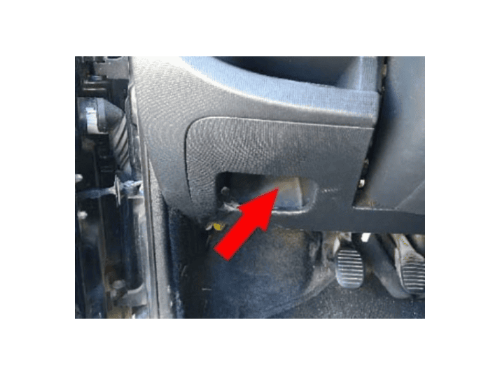 Emplacement de la prise de diagnostic OBD2 sous le volant d une Fiat Uno 2014