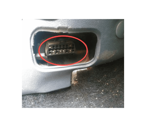Prise de diagnostic OBD de Ford Courier entouree en rouge pour brancher une valise iCarsoft
