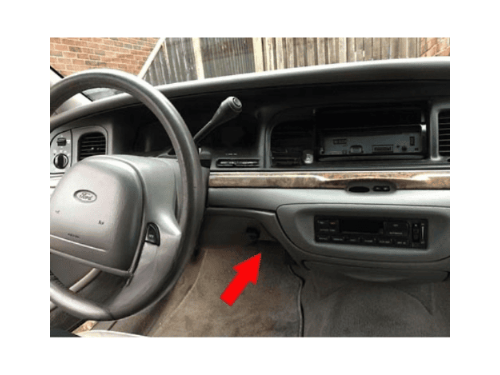 Emplacement de la prise OBD2 sous le tableau de bord d une Ford Crown Victoria