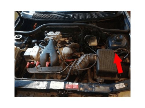 Compartiment moteur d'une Ford Escort 5 pour repérage de la prise diagnostic