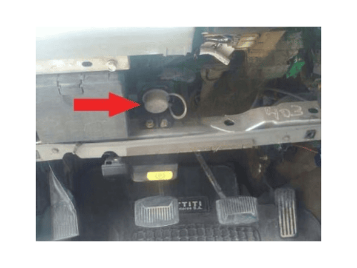 Emplacement du connecteur OBD sous le volant d un Ford F100 pour outil de diagnostic