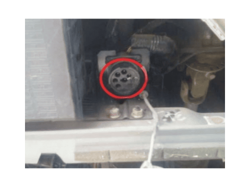 Emplacement de la prise de diagnostic ronde encerclée de rouge sur une Ford F100