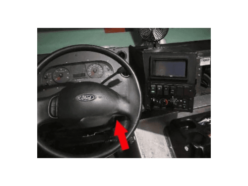 Tableau de bord de camionnette Ford F-59 avec flèche rouge pointant vers le connecteur diagnostic