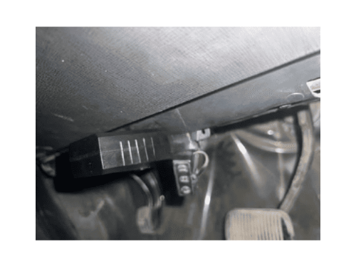 Localisation du connecteur OBD de diagnostic sous le volant d une Ford Flex