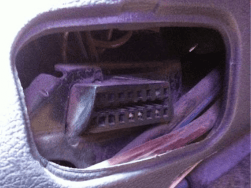 Emplacement de la prise de diagnostic OBD2 à bord d une Ford Ikon