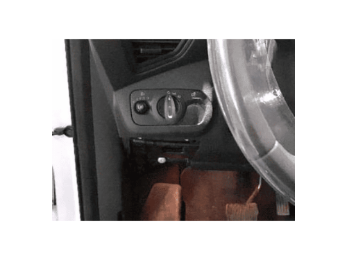 Commande de réglage des phares et des feux de route sur le tableau de bord d'une Ford Kuga 3