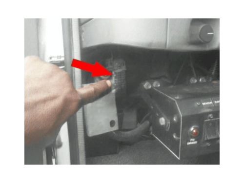 Doigt montrant l emplacement de la prise OBD sur le tableau de bord d un camion Ford LCF