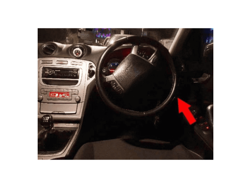 Tableau de bord de Ford Mondeo 3 RHD avec flèche indiquant la prise de diagnostic OBD2