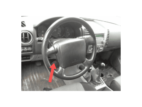Prise de diagnostic OBD2 sous le volant du tableau de bord d un Ford Ranger 2