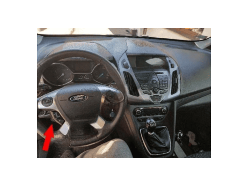 Tableau de bord de Ford Tourneo avec flèche rouge pointant vers le volant