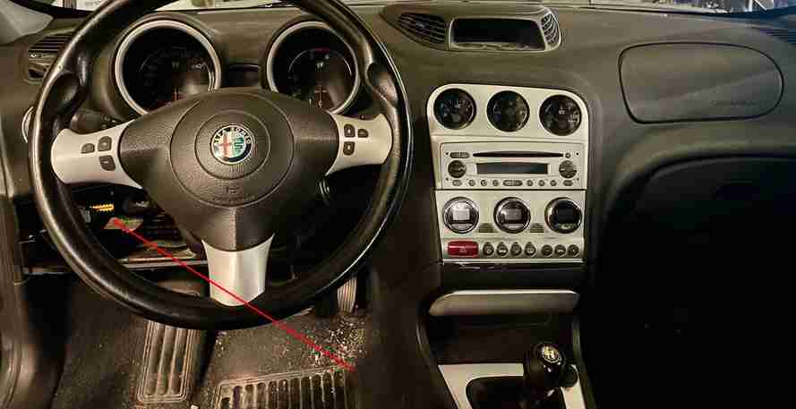 Habitacle dune Alfa Romeo 156 montrant lemplacement de la prise de diagnostic OBD