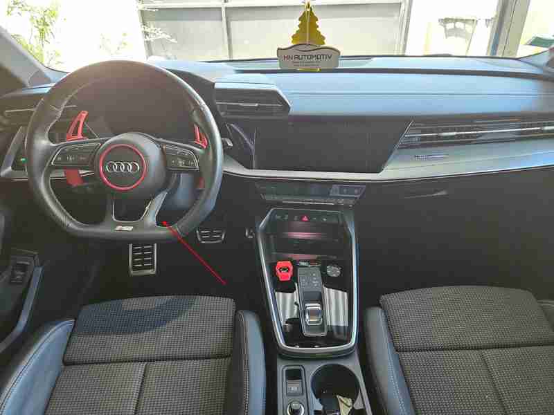 Vue intérieure de l habitacle d une Audi A3 Sportback S Line 35 TDI avec volant sport