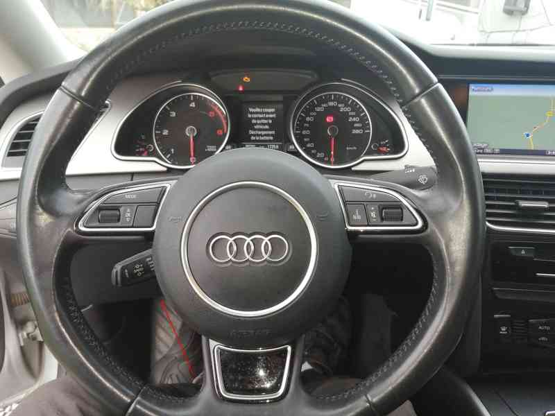 Poste de conduite et volant en cuir noir d une Audi A4 avec ordinateur de bord allume