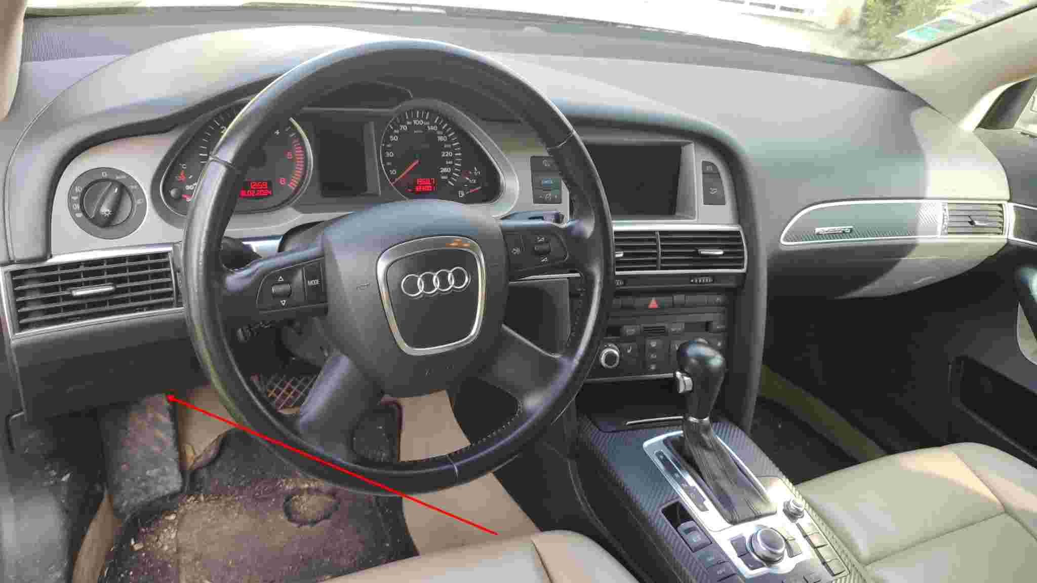 Emplacement de la prise OBD2 sous le tableau de bord de l Audi A6 Allroad