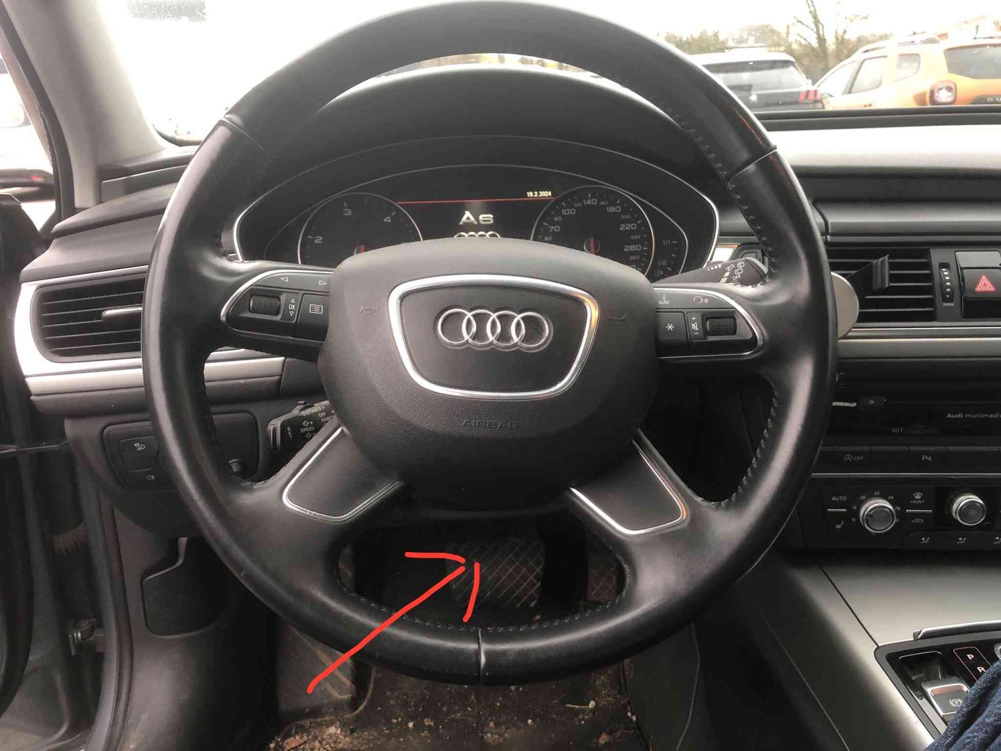 Volant en cuir et tableau de bord de l habitacle d une Audi A6 C7