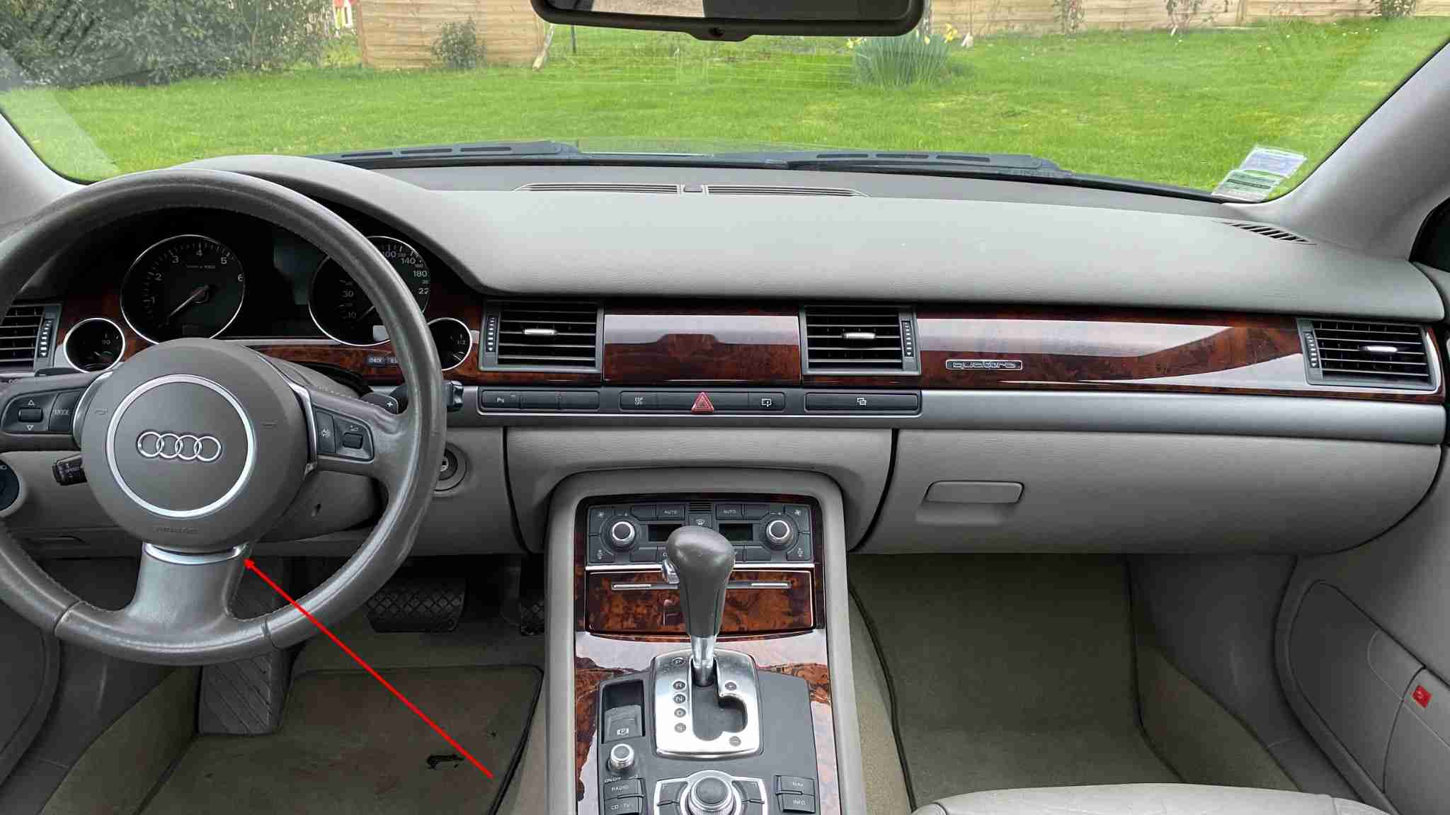 Vue intérieure de l habitacle d une Audi A8 pour diagnostic de panne