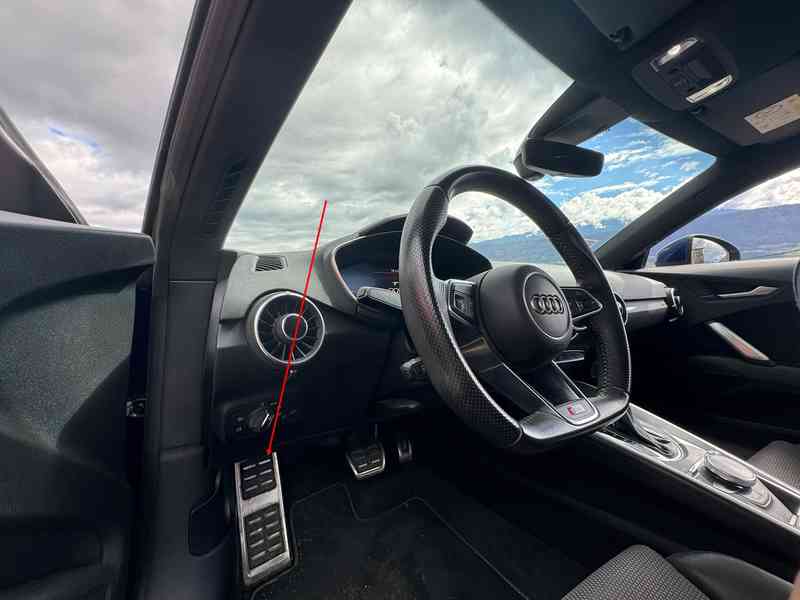 Vue intérieure de l habitacle d une Audi TT MK3 avec focus sur le repose pied en aluminium