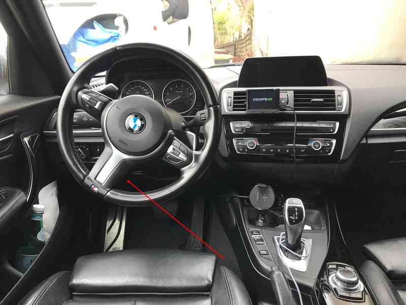 Vue de l interieur de l habitacle d une BMW M140i pour diagnostic auto