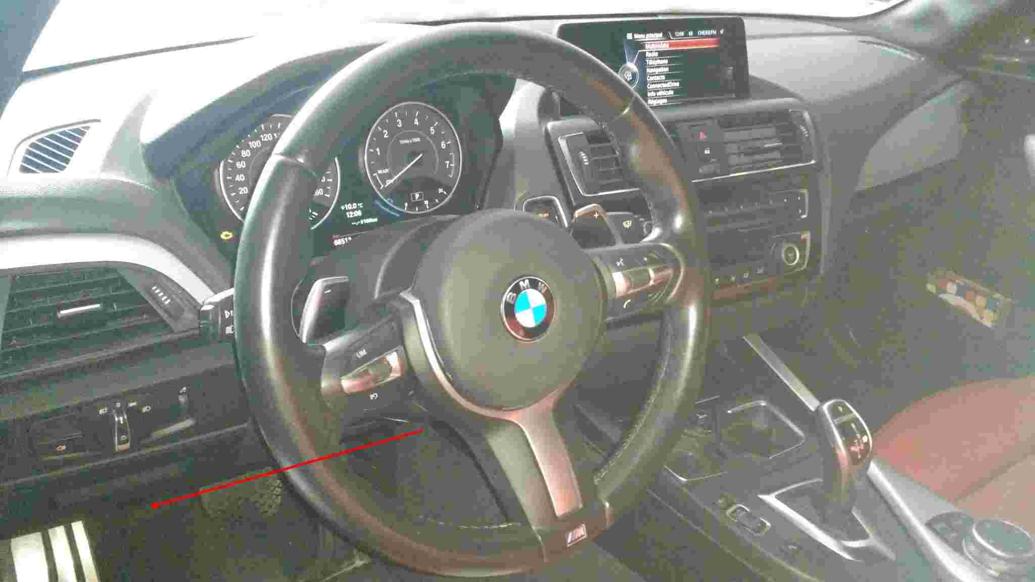 Vue intérieure de l'habitacle et du volant d'une BMW M235i xDrive avec écran de bord