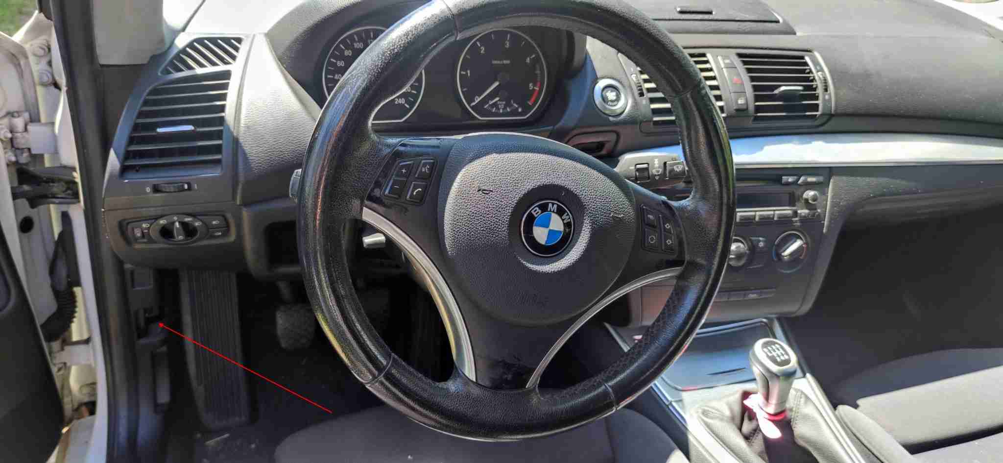 Vue de l habitacle d une BMW Serie 1 118d avec la poignee de capot indiquee