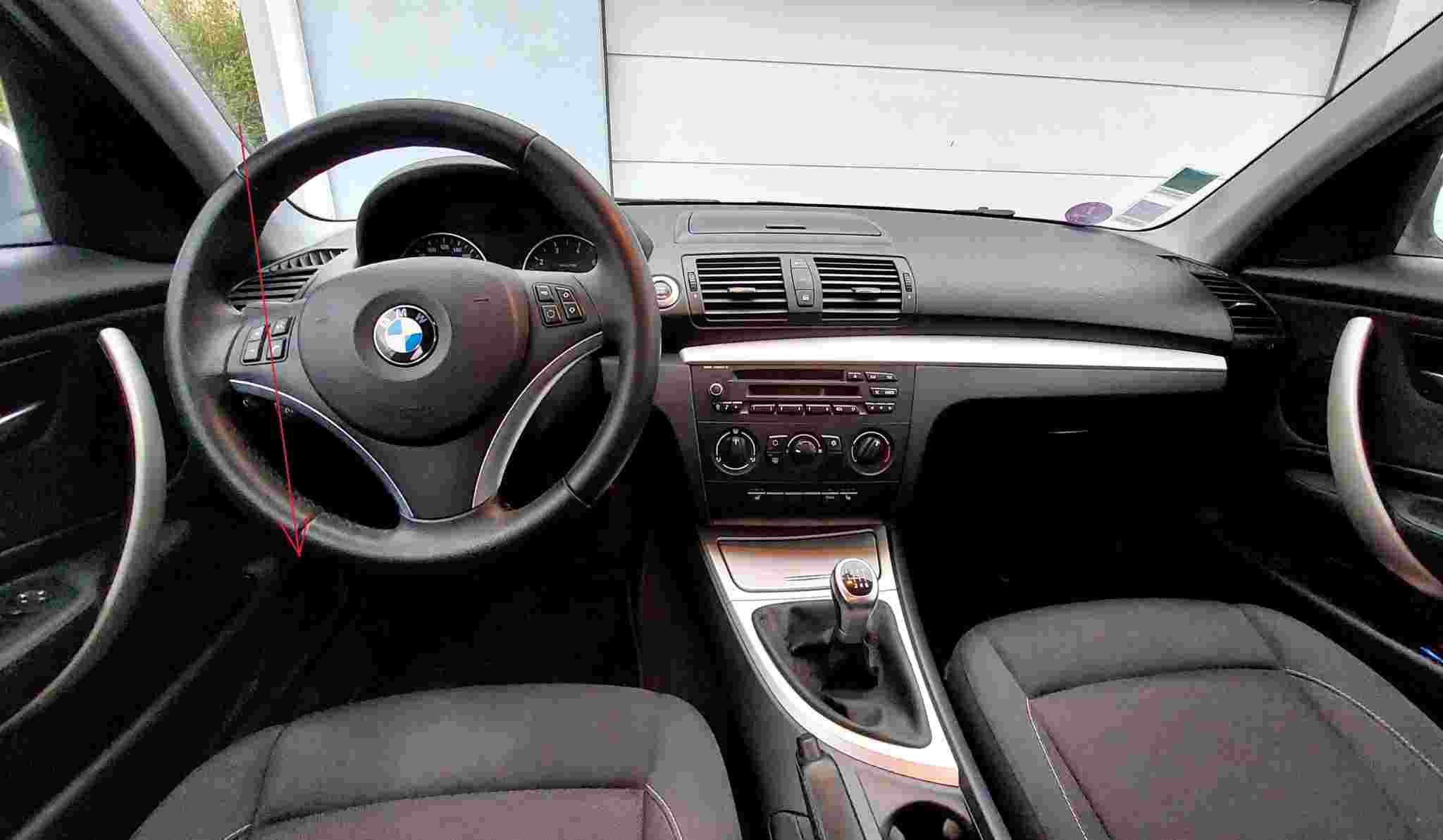 Vue intérieure de l habitacle d une BMW Série 1 E87 avec volant et tableau de bord