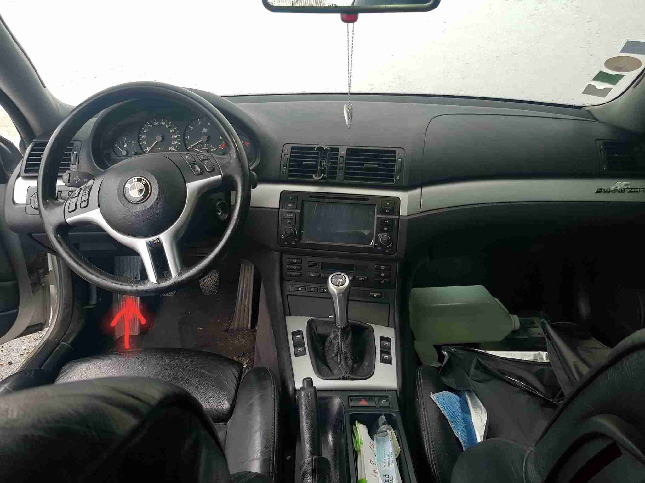Interieur et tableau de bord d une BMW Serie 3 E46 avec fleche rouge sur la pedale
