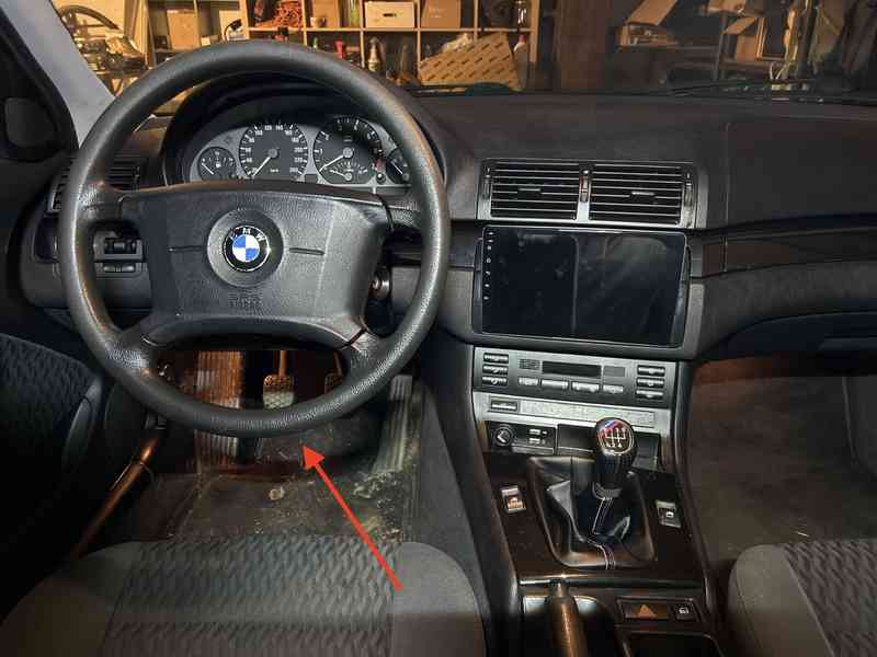 Habitacle de BMW Serie 3 E46 montrant l emplacement de la prise diagnostic OBD2