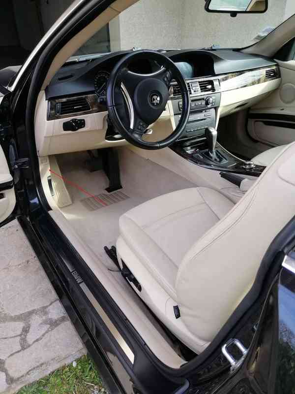 Habitacle en cuir beige de BMW Série 3 E92 avec flèche indiquant la prise OBD