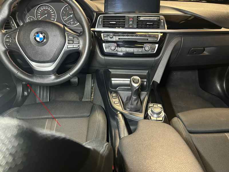 Habitacle d une BMW Serie 3 F30 LCI 320d montrant l emplacement de la prise OBD2