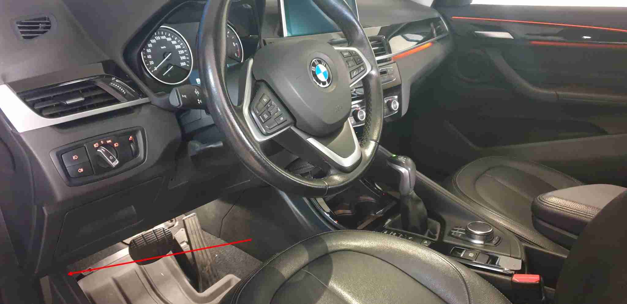 Emplacement de la prise de diagnostic OBD dans l habitacle d une BMW X1 F48