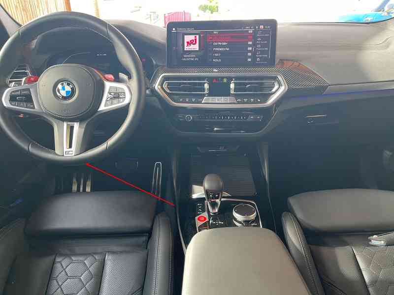 Vue de l habitacle et du volant d une BMW X3 M Competition pour diagnostic