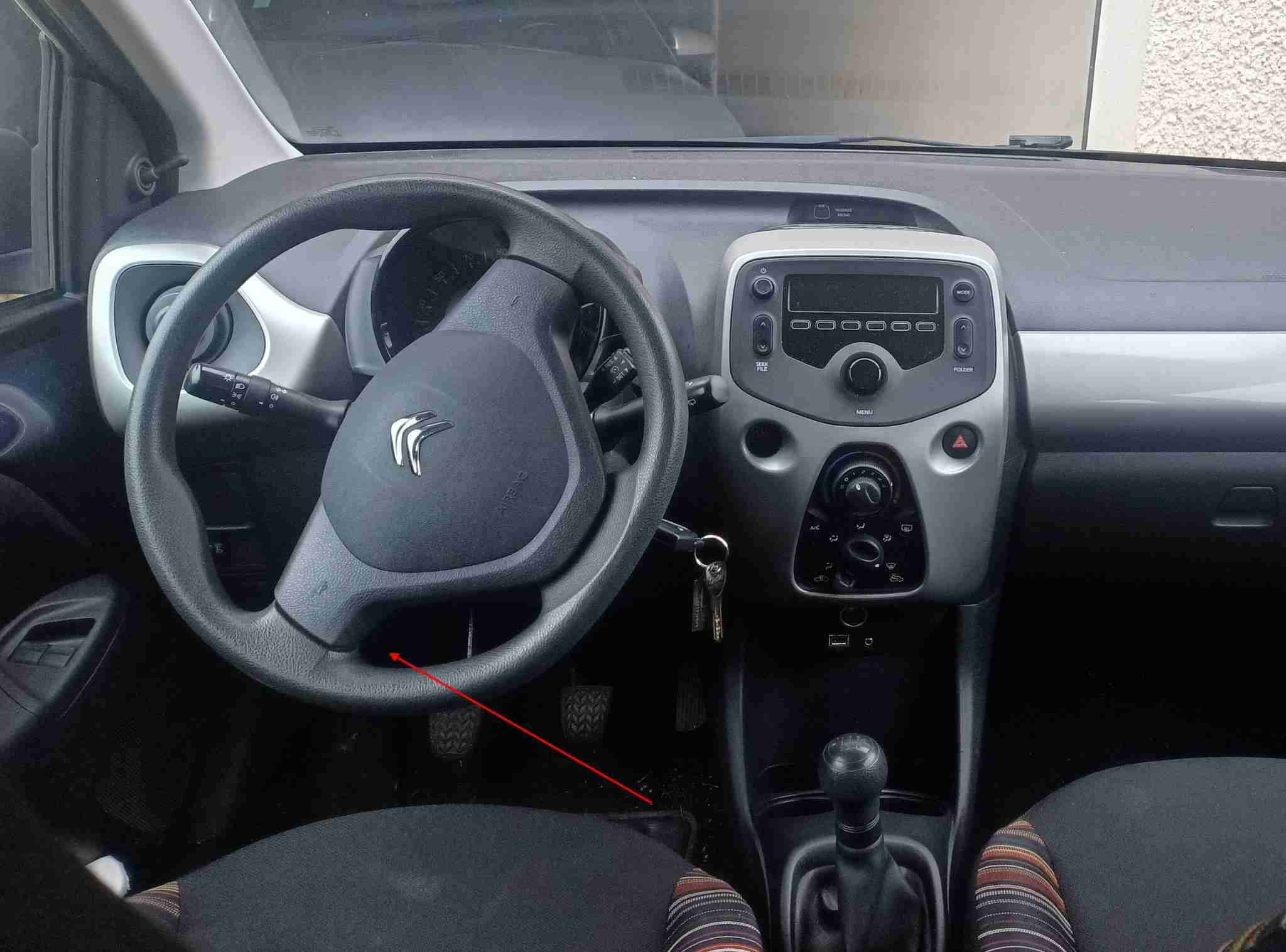 Vue intérieure de l habitacle d une Citroën C1 II avec volant et console centrale pour diagnostic