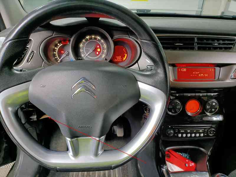 Vue de l habitacle d une Citroen C3 avec volant et tableau de bord allume