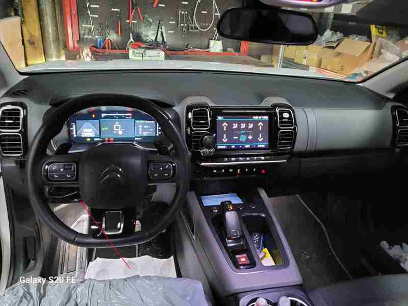 Vue de l'habitacle et du tableau de bord d'une Citroën C5 Aircross