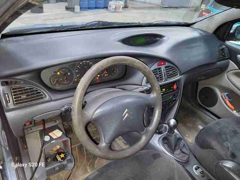 Vue intérieure de l habitacle d une Citroën C5 avec son tableau de bord et son volant
