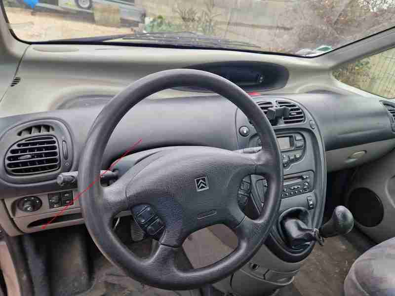 Interieur et tableau de bord de Citroen Xsara Picasso avec volant et commande OBD