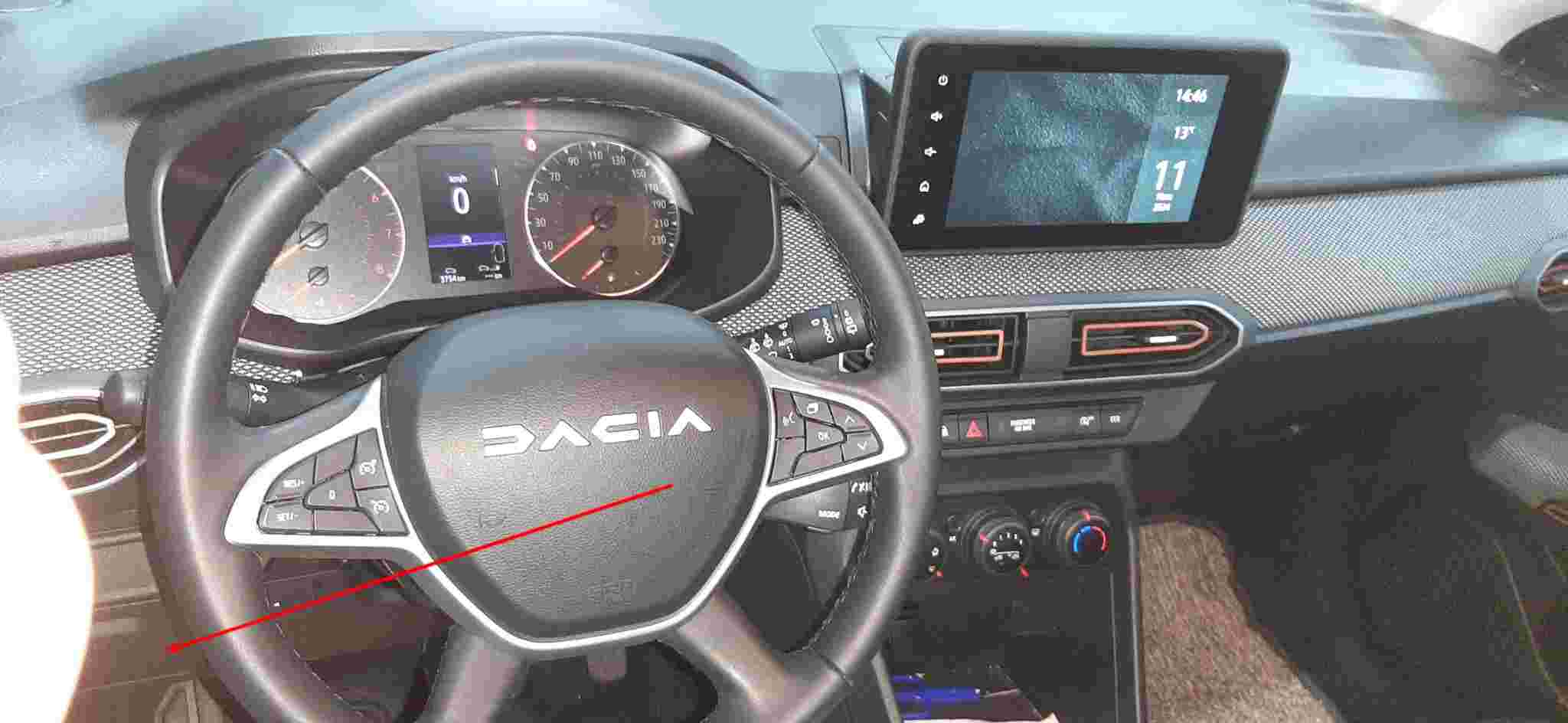 Vue de l'habitacle et du tableau de bord d'une Dacia Sandero 3 avec ecran tactile