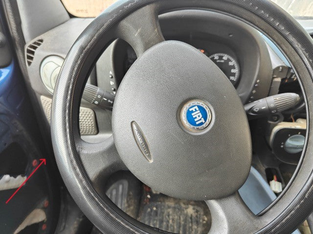 Gros plan sur le volant avec logo Fiat dans l habitacle d un utilitaire Fiat Doblo