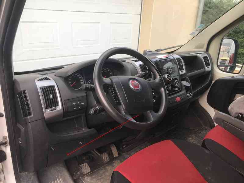 Emplacement de la prise de diagnostic OBD2 dans l'habitacle d'un Fiat Ducato