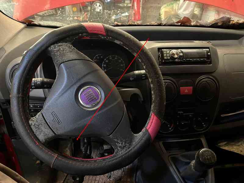 Vue de l habitacle d un utilitaire Fiat Fiorino avec son volant et sa planche de bord