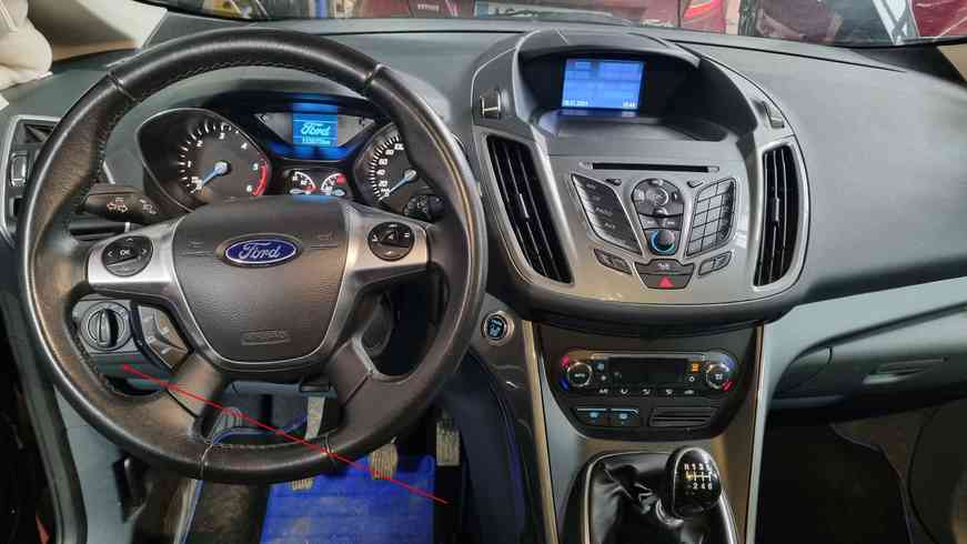 Vue interieure de l habitacle d une Ford C-Max avec l emplacement de la prise de diagnostic OBD