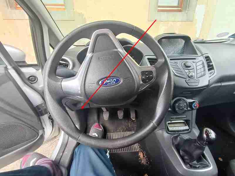 Vue intérieure de l habitacle d une Ford Fiesta pour diagnostic avec valise