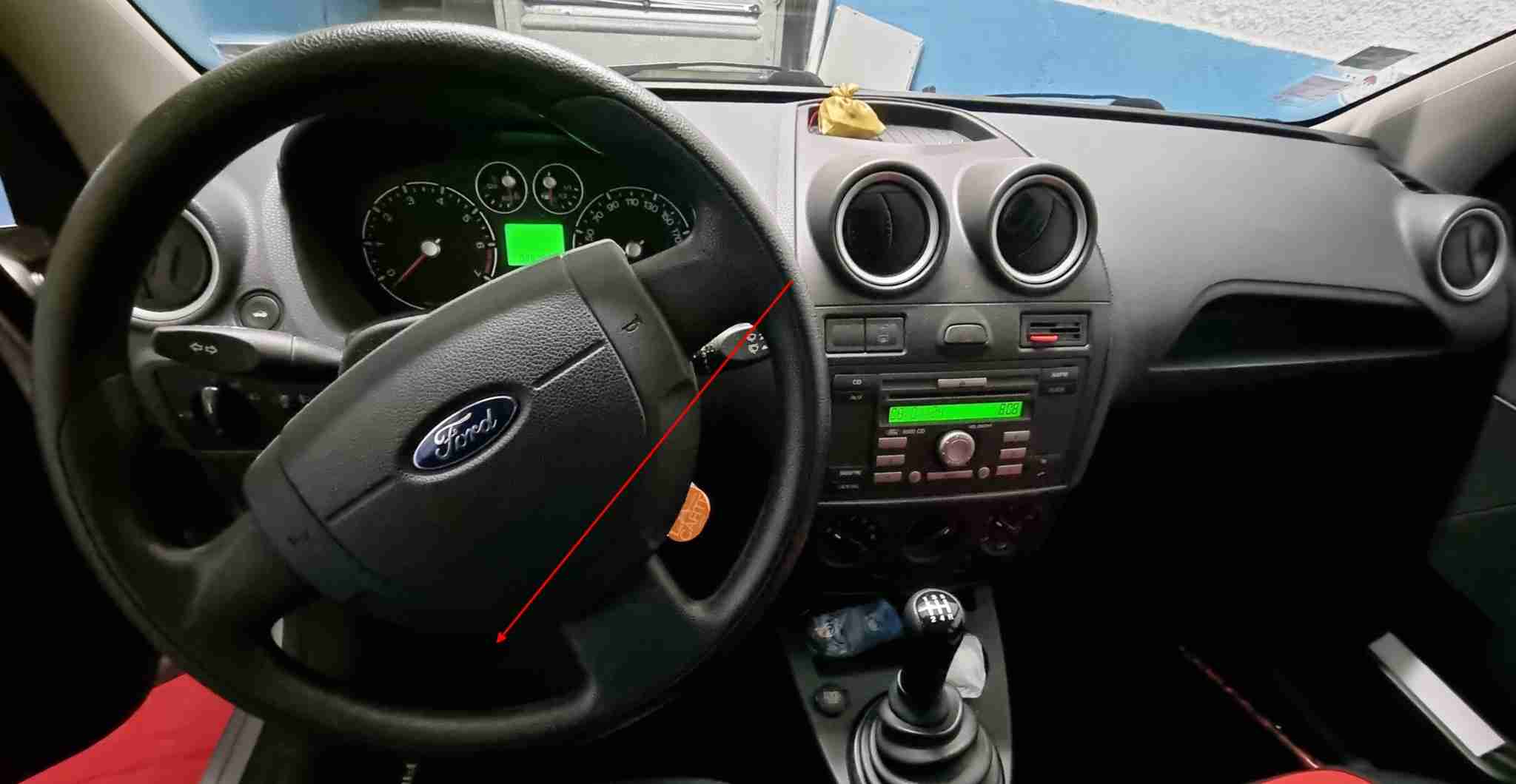 Vue intérieure de l habitacle d une Ford Fiesta de 2007 avec son volant