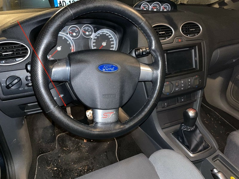 Vue de l'habitacle d'une Ford Focus ST avec son volant en cuir et son tableau de bord