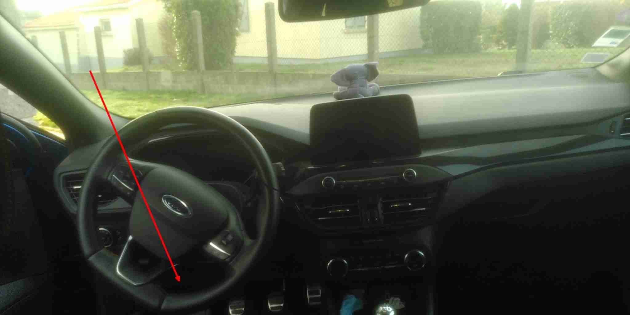 Vue intérieure de la planche de bord et du volant d une Ford Focus SW 1.5L Ecoboost