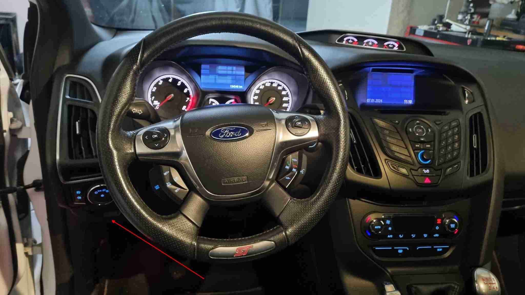 Tableau de bord et volant sport de l habitacle d une Ford Focus de 2012