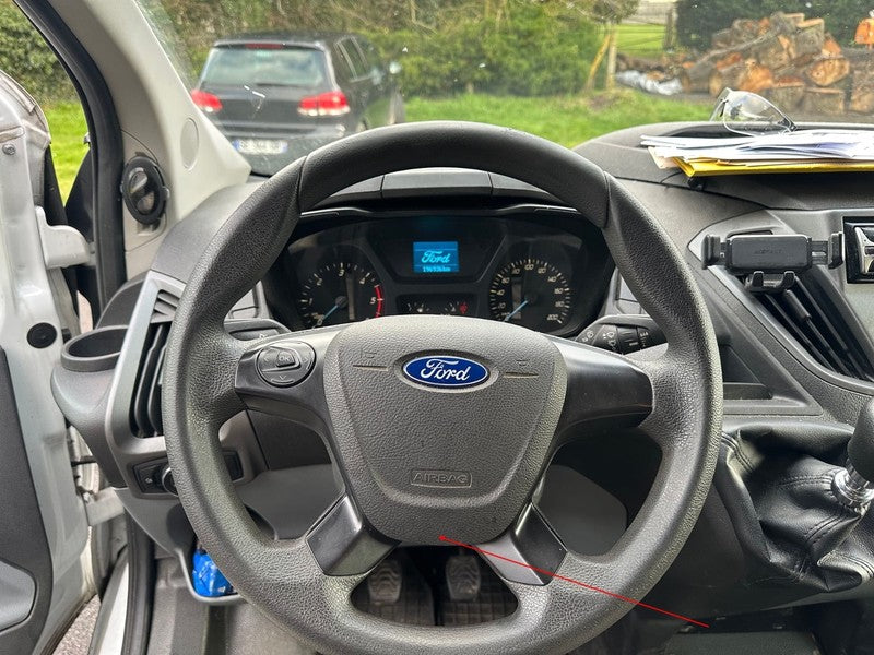 Vue interieure du volant et du tableau de bord d un Ford Transit Custom